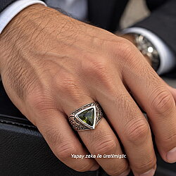 925 Ayar Gümüş Üçgen Kesim Peridot Taşlı El Kalemli Erkek Yüzük - Nusrettaki (1)